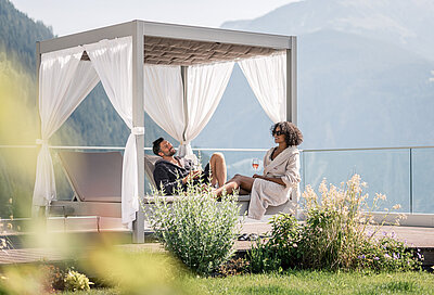 Paar auf der Liegewiese im Luxushotel in Zillertal STOCK resort