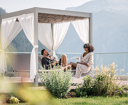 Paar auf der Liegewiese im Luxushotel in Zillertal STOCK resort