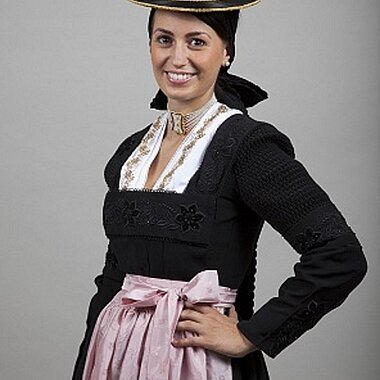 Frau in traditioneller zillertaler Tracht