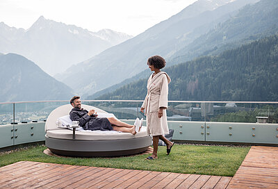 Paar auf der Liegewiese im Luxushotel in Zillertal STOCK resort