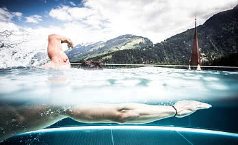Zillertal Hotel mit Pool indem ein Mann schwimmt