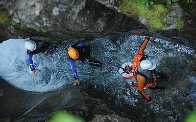 Drei Personen beim Canyoning im Zillertal - Funsport Zillertal 