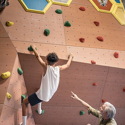 Kind beim Klettern im BienenSTOCK