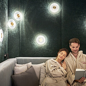 Paar im Ruheraum im 5 Sterne Wellnesshotel STOCK resort Österreich.