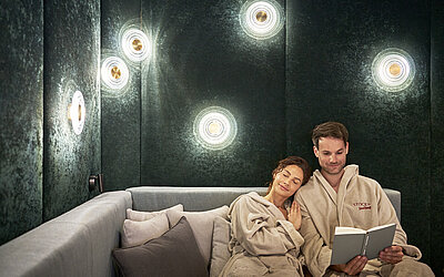 Paar im Ruheraum im 5 Sterne Wellnesshotel STOCK resort Österreich.