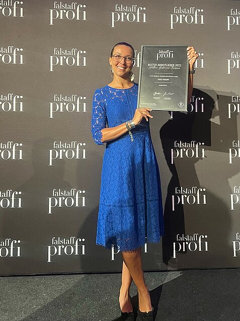Photo of the managing director with the Best Employer of the Year 2022 award