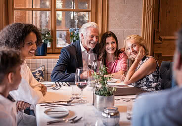 Familie im Restaurant im Gourmethotel Österreich STOCK resort