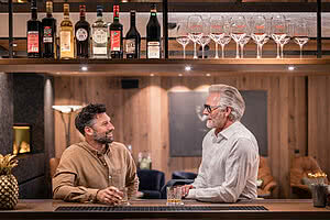 Männer an der Bar im Gourmethotel Österreich STOCK Resort