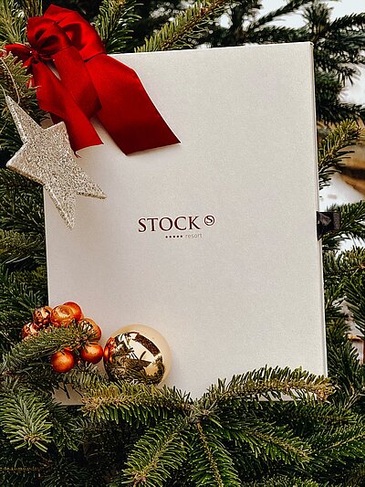 Was versteckt sich denn da im Christbaum? Unsere edel gestalteten STOCK Gutscheinboxen sind mehr als ein Geschenk – sie sind Vorfreude zum Auspacken. Zeit zum Durchatmen. Zeit für Genuss.
