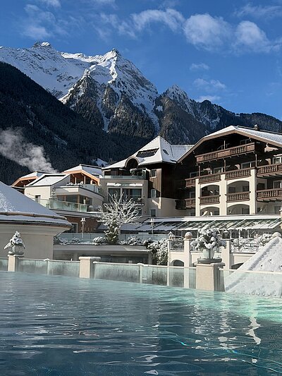 Glitzernder Neuschnee und Sonnenstrahlen im Gesicht ️️ Die Berge strahlen weiß, die Luft ist klar – und draußen wartet dein Lieblingsplatz auf dich.