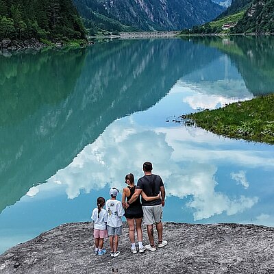 Happy hearts hike more. ️️ Kristallklare Bergseen, rauschende Wasserfälle und unzählige Wege durch die Tiroler Bergwelt – die schönsten Abenteuer beginnen direkt vor unserer Tür.