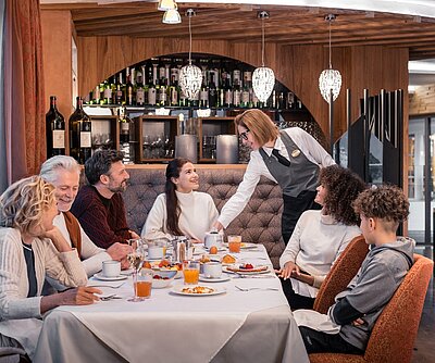Ein Wintertag, wie er schöner nicht sein könnte ️ Vom vitalen Frühstück, über aktive Stunden im Schnee und Spiel & Spaß im Action Park, bis hin zum genussvollen Abendessen - jeder Moment erzählt...