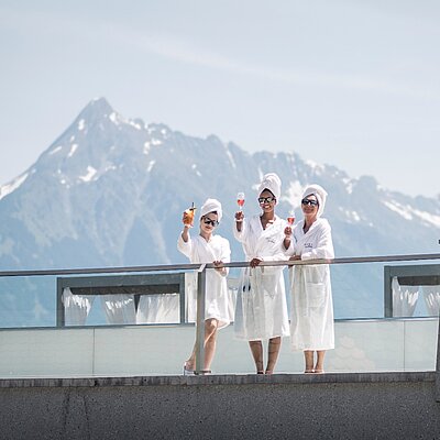 Auf starke Frauen, echte Herzlichkeit und viele gemeinsame #magicmoments Alles Liebe zum Weltfrauentag aus dem STOCK resort! #stockfeeling #weltfrauentag #einfachglücklich