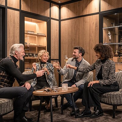 Koffer packen. Durchatmen. Losfahren. Die Berge warten schon – mit glitzerndem Schnee, warmem Wasser im Outdoor-Pool und diesem Gefühl von Ankommen.