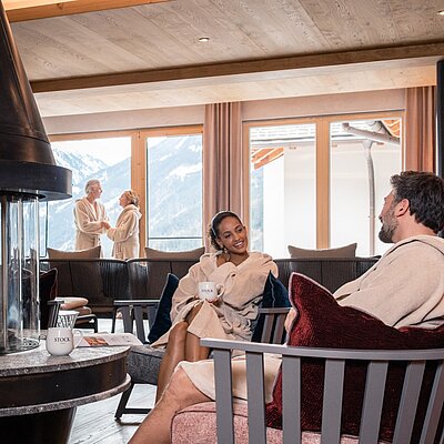 Koffer packen. Durchatmen. Losfahren. Die Berge warten schon – mit glitzerndem Schnee, warmem Wasser im Outdoor-Pool und diesem Gefühl von Ankommen.