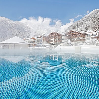 Koffer packen. Durchatmen. Losfahren. Die Berge warten schon – mit glitzerndem Schnee, warmem Wasser im Outdoor-Pool und diesem Gefühl von Ankommen.