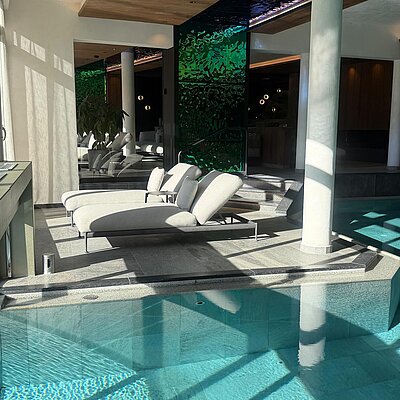 Warm. Ruhig. Schwerelos. Der Moment, wenn du ins Wasser gleitest und alles andere still wird Im Indoorpool vom STOCK resort verschwimmen Zeit und Alltag – nur das leise Plätschern, gedämpftes Licht...