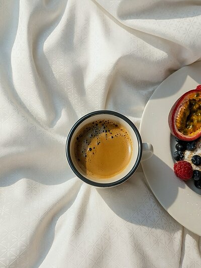 Diese ersten Sonnenstrahlen, die ganz sanft durch das Fenster fallen und deine Haut wärmen. ️ Der Duft von frischem Gebäck, warmer Kaffee in den Händen und noch ein paar ruhige Minuten im Bett.