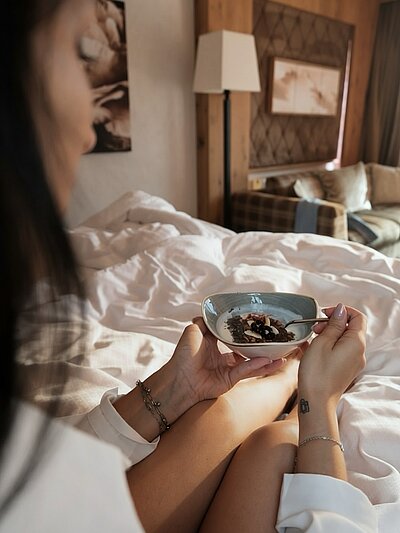 Diese ersten Sonnenstrahlen, die ganz sanft durch das Fenster fallen und deine Haut wärmen. ️ Der Duft von frischem Gebäck, warmer Kaffee in den Händen und noch ein paar ruhige Minuten im Bett.